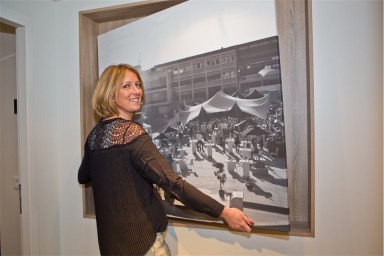 Diana Durinck met een foto van de party aan dek. (foto Johan de Witte)