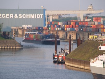 Met name in Duisburg worden veel goederen vanuit de Nederlandse zeehavens over water aangevoerd. (foto duisport)