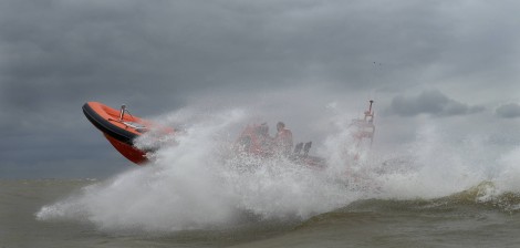 Hulpverleners in zwaar weer onderweg naar een watersporter met pech. (foto E.J. Bruinekool Fotografie)