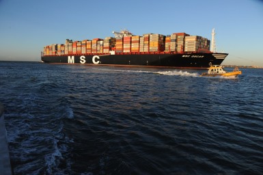 De MSC Oscar is momenteel het grootste containerschip. Deze maand deed het voor het eerst Rotterdam aan. (foto HbR/Ries van Wendel de Joode)
