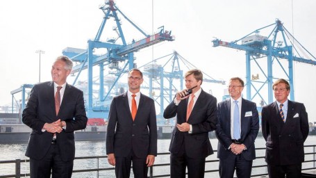Koning Willem Alexander verrichtte in april 2015 de opening van de APM-terminal op Maasvlakte 2.