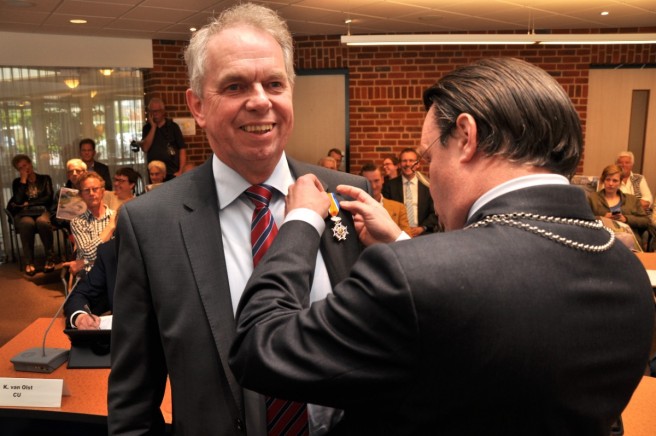 Burgemeester Eddy Bilder speldde Roelof Huls de koninklijke onderscheiding op. (foto Bas Wilberink/De Stadskoerier)