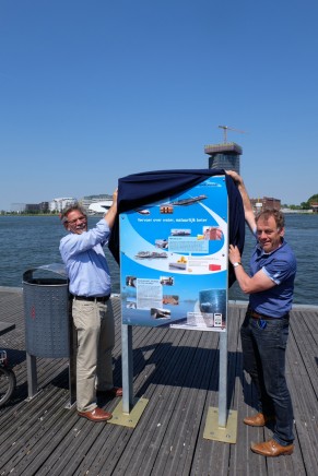 Cees de Baare (links) van Havenbedrijf Amsterdam en Andries de Weerd van BLN-KSV onthulden de borden. (foto BVB)