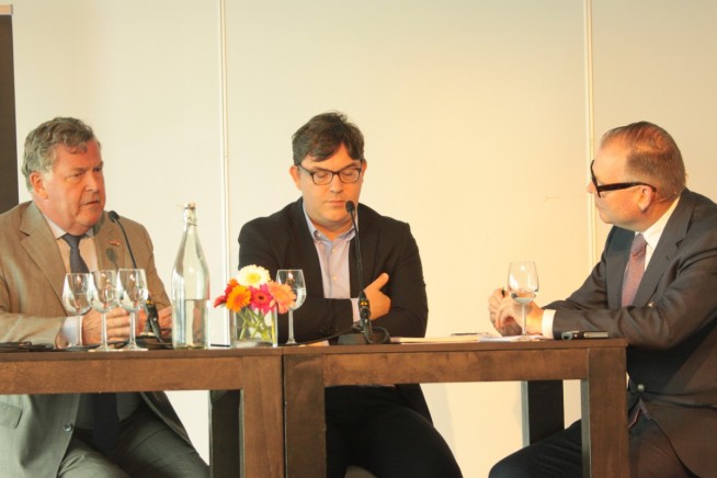 Teun Muller, Albert Veenstra en Bart Kuipers (vlnr) bij de discussie.