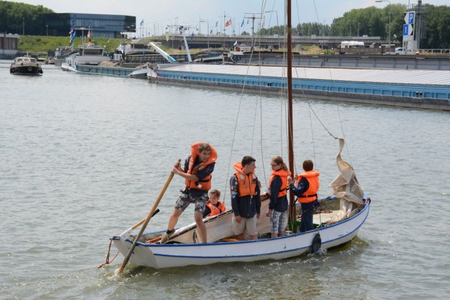 Kinderen konden meevaren met bootjes van Scoutinggroep De Oude Tip .