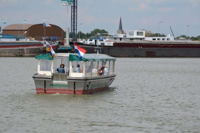 De gloednieuwe rondvaartboot De Gouverneur van Limburg kon meteen aan het werk.
