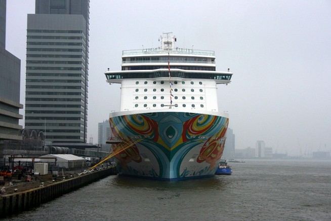 Steeds meer cruiseschepen doen Rotterdam en Amsterdam aan. (foto Roel Hemkes)