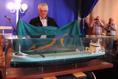 Henk van Gent kreeg onder meer een schaalmodel van een van de schepen. (foto’s: Jan Johan ten Have) 