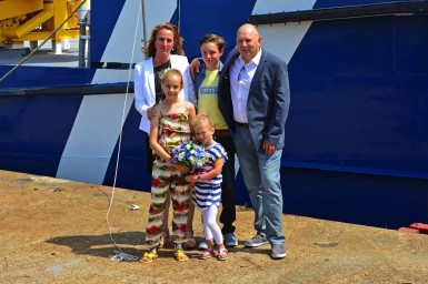 Doopvrouw Merel Groen met haar ouders (vader Erik is mede-directeur van de rederij) en haar broer en  zusje.