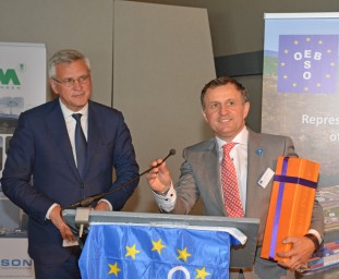 ESO-voorzitter Christiaan Van Lancker (rechts) bedankte Kris Peeters voor zijn jarenlange steun aan de binnenvaart.