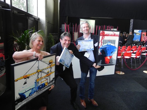 Winnaar Luc Felix van Wienerberger (rechts) poseert na afloop met Dirk Denoyelle, de kunstenaar die de awards gemaakt heft, en Véronique Dedecker van Flows, dat de Shortsea Ambassador Award ontving.