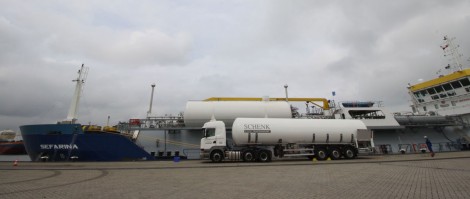 De Sefarina bunkert LNG aan de kade in Moerdijk, de plek waar ook de binnenvaarttanker Sirocco regelmatig aanlegt. 