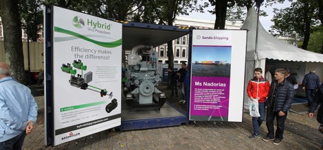 De uitstalling van de motor op de Westerkade tijdens de Wereldhavendagen. 