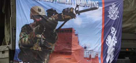 En natuurlijk zijn eens per jaar  de mariniers in de Rotterdamse haven met de reclame voor defensie.
