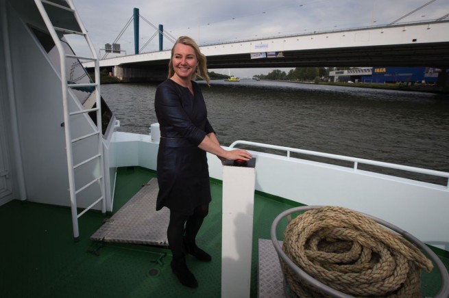 Minister Schultz van Haegen onthulde het bord op de Galecopperbrug vanaf het Amsterdam-Rijnkanaal. (foto RWS) 