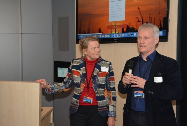 Binnenvaartkrant-uitgever Michel Gonlag licht toe welke bronnen voor het cijfermateriaal zijn gebruikt. Links BVB-voorzitter Annette Augustijn.